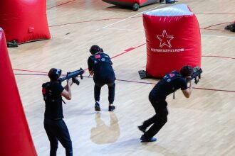Игроки LASERWAR в движении, занимают позиции у укрытий.